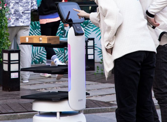 pro-e-contro-del-cameriere-robot