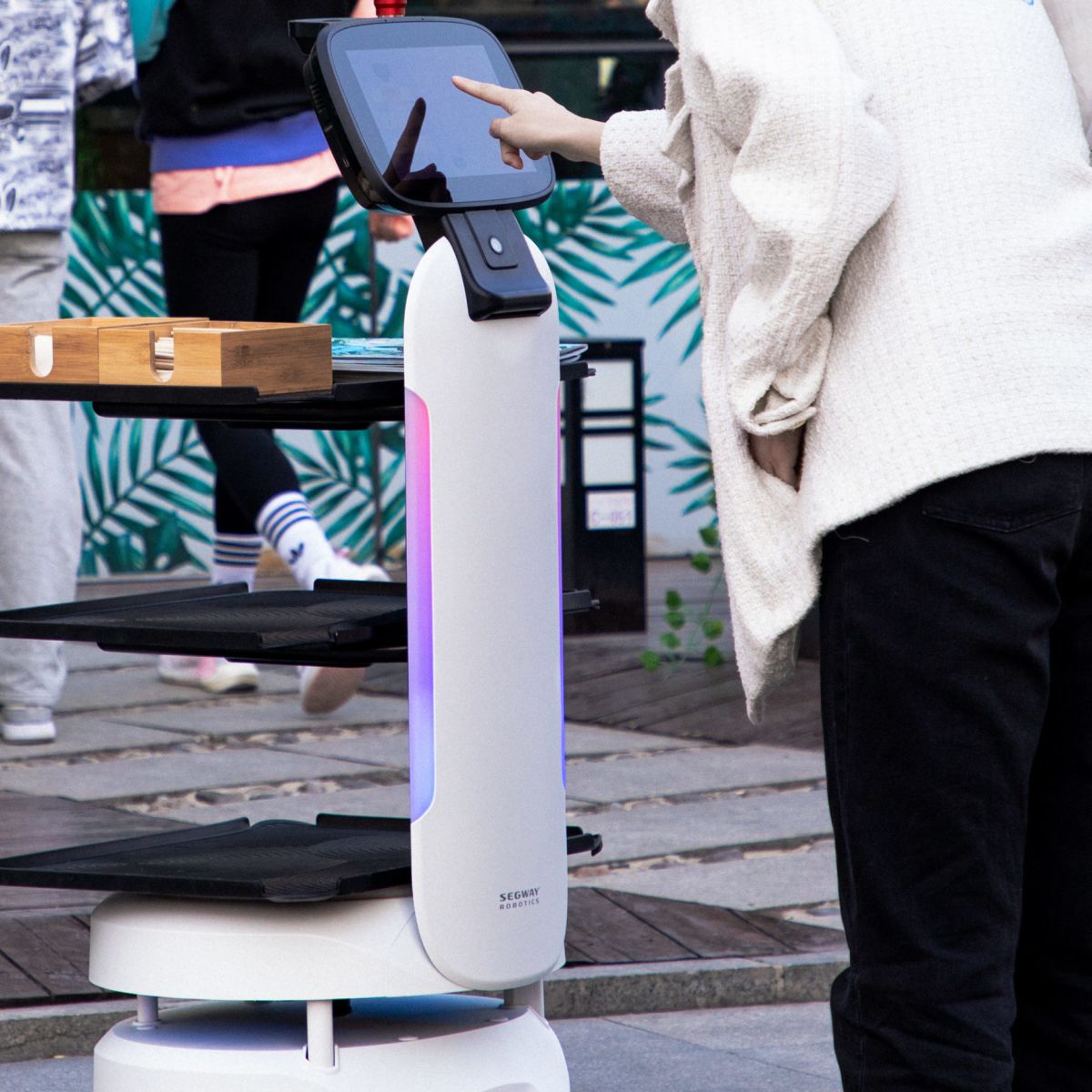 pro-e-contro-del-cameriere-robot