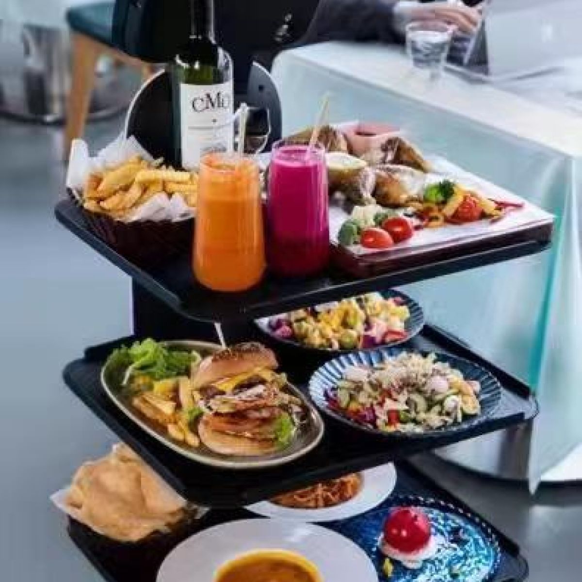 pro-e-contro-del-robot-cameriere